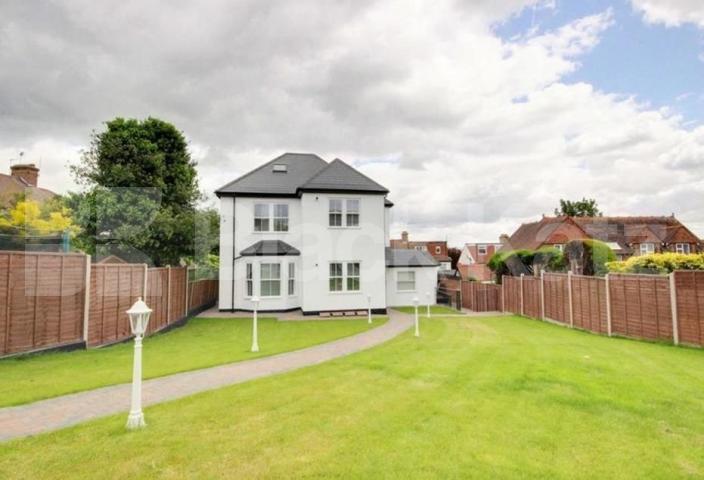 			Gated development!, 2 Bedroom, 1 bath, 1 reception Flat			 Oakleigh Road North, Whetstone